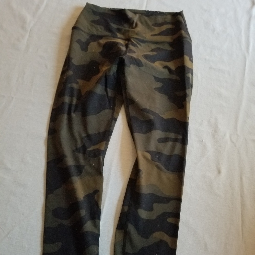 Victoria's Secret Pink Ultimate Camo Leggings M